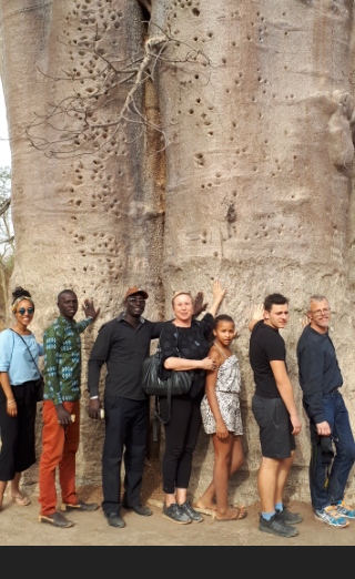 Lea, Joseph, Baudouin, ich, Mara, Sebastian und Hape mit Baobabbaum