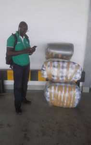 Im Flughafen von Dakar: Die erste Bestellung wird auf den Weg gebracht. 